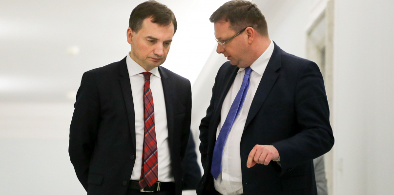 Michał Wójcik (po prawej) i Zbigniew Ziobro podczas rozmowy na sejmowym korytarzu. fot. Krzysztof Burski/Newspix.pl