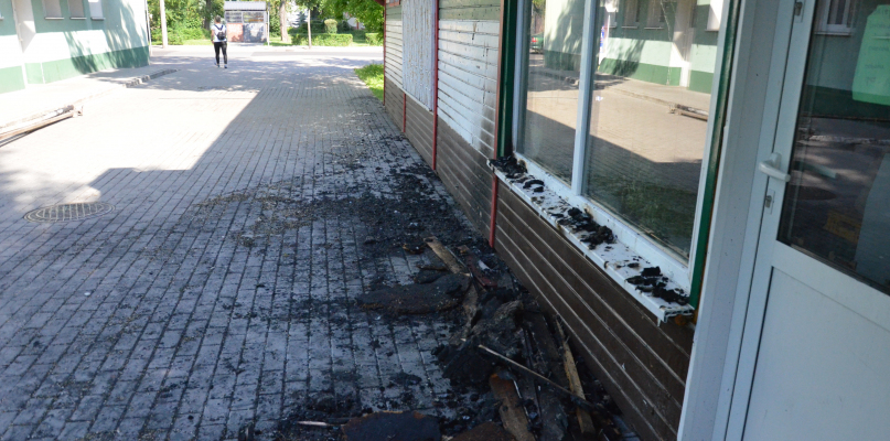  Zapaliła się część dachu budynku znajdująca się nad wejściem. Fot. DDWloclawek.pl