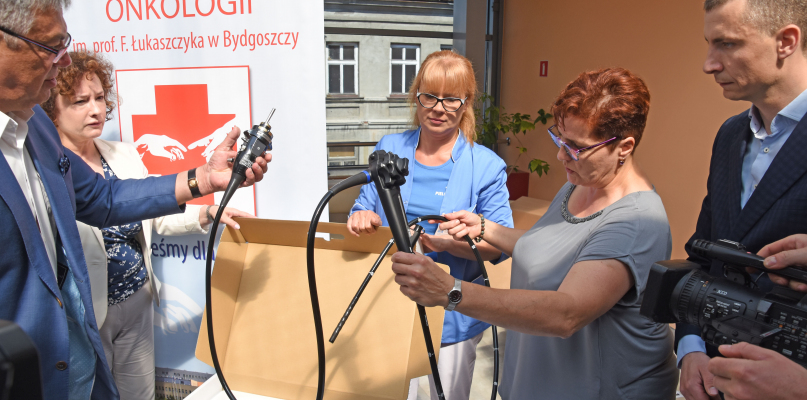 Dar Krzysztofa Grządziela (pierwszy z lewej) jest trzecim urządzeniem, które wykorzystywane jest we włocławskiej filii Centrum Onkologii. fot. Łukasz Daniewski