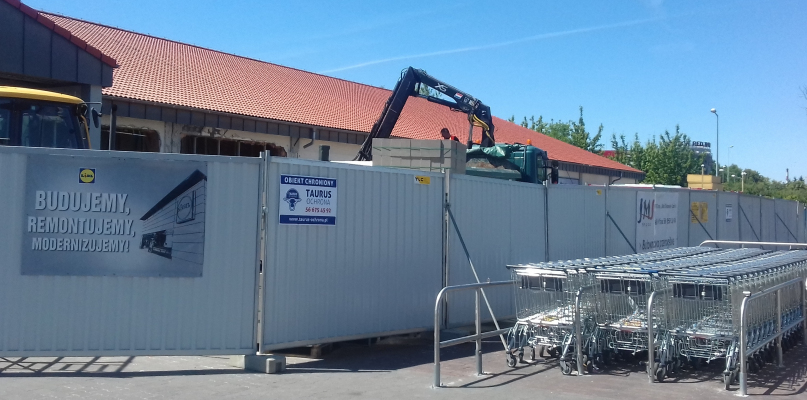 Na czas remontu sklep nie został zamknięty. Teren budowy został odgrodzony, przesunięte zostały także miejsca składowania koszyków. Część parkingu została wyłączona z użytkowania.Fot. Daniel Wiśniewski