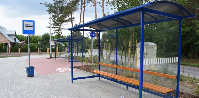 Są dwie wiaty - dla oczekujących na autobus i chroniąca stojaki dla rowerów. Właśnie one są charakterystycznym elementem tej inwestycji. Fot. DDWloclawek.pl