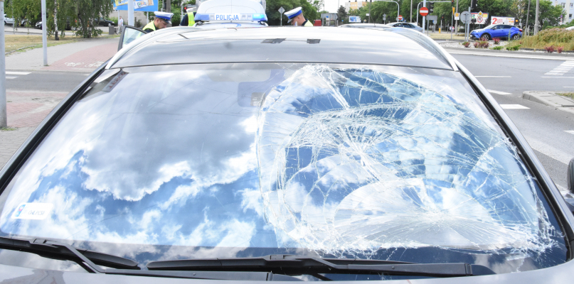 55-letnia kobieta upadła na przednią szybę auta. Świadkowie twierdzą jednak, że nie odniosła poważnych obrażeń. Fot. DDWloclawek.pl