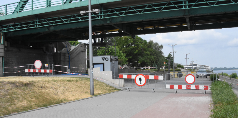 Ciąg pieszo-rowerowy zamknięto z powodu remontu chodnika na moście. Fot. Natalia Seklecka