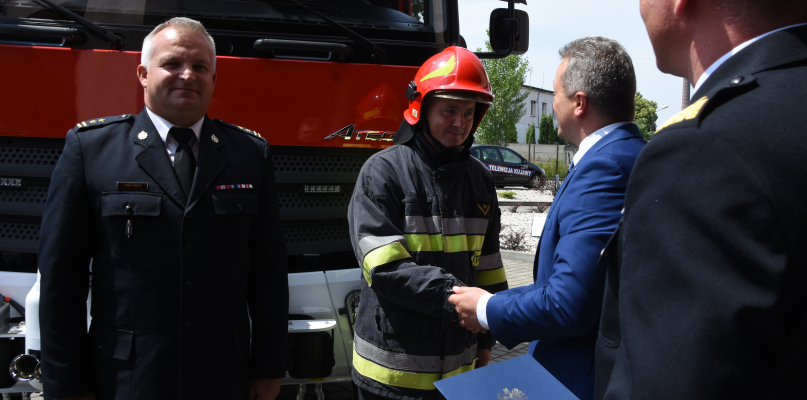 Czwartkowe spotkanie w wozowni jednostki ratowniczo-gaśniczej było też okazją do przekazania dwóch aut dla strażaków z Komendy Powiatowej Państwowej Straży Pożarnej w Lipnie. Fot. Daniel Wiśniewski