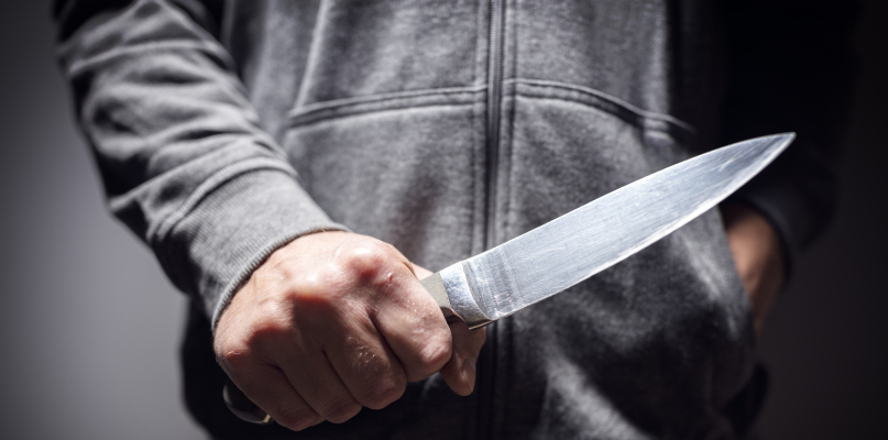 Niespełna 17-letni chłopak, zaczął ostentacyjnie wymachiwać nożem. Strażnicy go obezwładnili i odebrali mu ostre narzędzie. Zdjęcie ilustracyjne. Fot. depositpotos.com