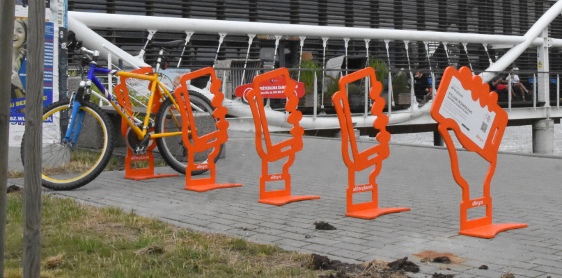 Stojaki rowerowe od Fundacji Allegro all For Planet trafiły do Włocławka już w 2013 i 2017 roku. Czy również tym razem cyklistom uda się je wygrać? Fot. Grażyna Sobczak