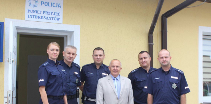 Wójt gminy Wielgie Tadeusz Wiewiórski osobiście przekazał klucze policjantom. Fot. KPP Lipno