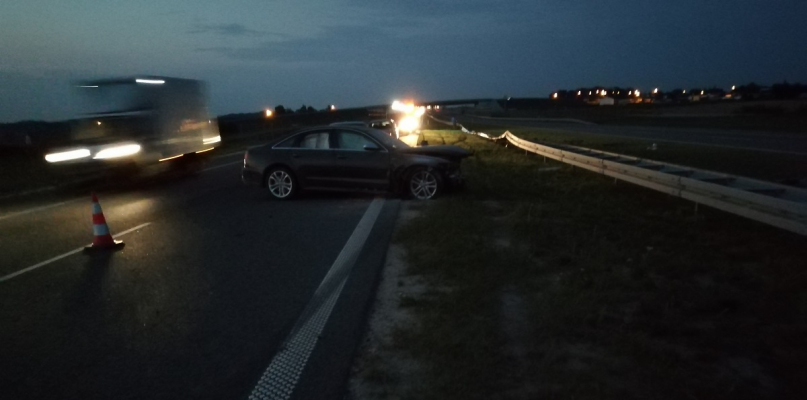 W środę po godzinie 23:20 dyżurny policji został powiadomiony o wypadku drogowym na autostradzie w kierunku Gdańska na wysokości miejscowości Ludwinowo (gm. Włocławek). Fot. KMP Włocławek