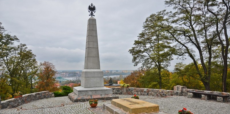 Pomnik Poległych Obrońców Wisły 1920 roku wzniesiono w 1922 roku. Po zniszczeniu go przez Niemców w 1940 r., ponownie odsłonięto go dopiero w 1990 roku. fot. Łukasz Daniewski