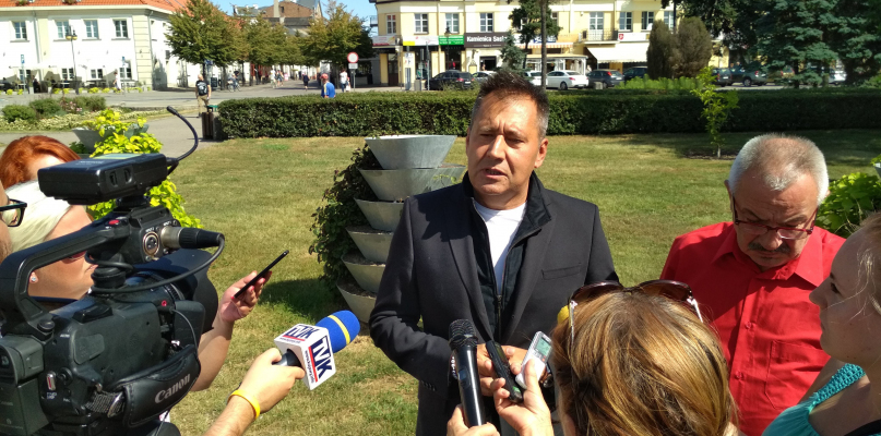 Z dziennikarzami Kuźniewicz spotkał się na placu Wolności. fot. Łukasz Daniewski