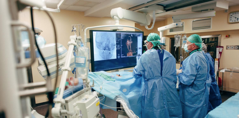 Lekarze z CCSVI Clinic podczas operacji udrożnienia żył wewnątrz-czaszkowych u pacjenta chorego na stwardnienie rozsiane fot.materiał reklamowy
