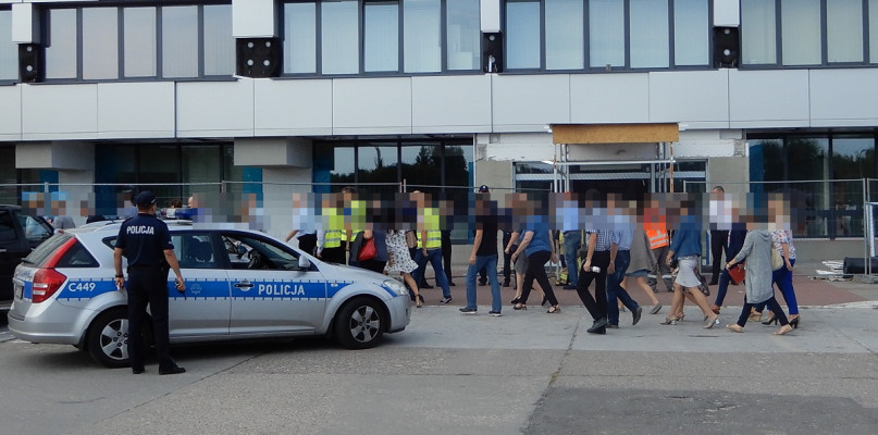 Na terenie Anwilu odbyły się wspólne ćwiczenia policji i służb odpowiedzialnych za bezpieczeństwo zakładu. Scenariusz zakładał atak terrorystyczny. Fot. KMP Włocławek