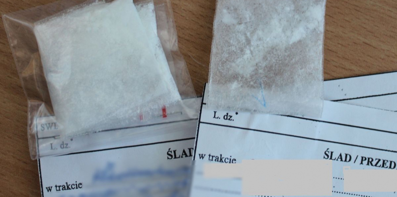 Policja poinformowała, że funkcjonariusze znaleźli w jego mieszkaniu ukryte w plecaku 3 woreczki z białą zawartością. Okazało się, że jest to amfetamina. Fot. KPP w Lipnie