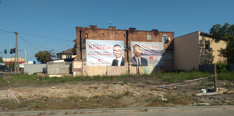 Bannery wyborcze kandydatów SLD przy ul. Wiejskiej. Fot. DDWloclawek.pl