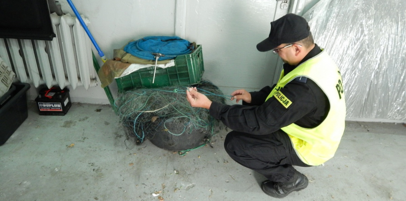 Policjanci zabezpieczyli też kilka kilogramów złowionych ryb, które zwrócono właścicielowi akwenu oraz łódź wiosłową. Fot. KPP w Radziejowie