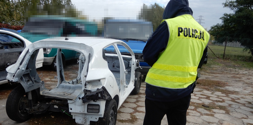 Na jednej z posesji w powiecie włocławskim kryminalni zabezpieczyli części samochodowe od skradzionego citroena oraz karoserie od innych pojazdów. Fot. KMP Włocławek