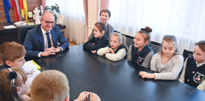 W gabinecie prezydenta Włocławka gościli uczniowie klasy III A w ZSI wraz z nauczycielkami. fot. Łukasz Daniewski