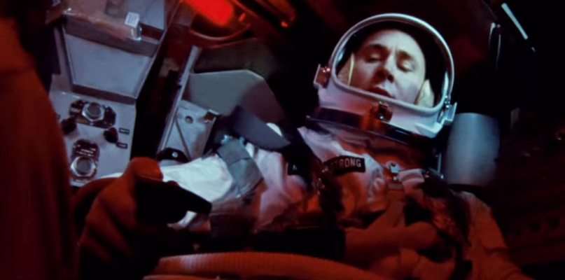 Film skupia się na życiu Neila Armstronga w latach 1961-1969. Źródło: screen youtube.com
