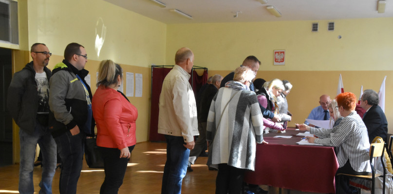 Głosowanie w jednej z obwodowych komisji wyborczych na osiedlu Południe. Fot. DDWloclawek.pl