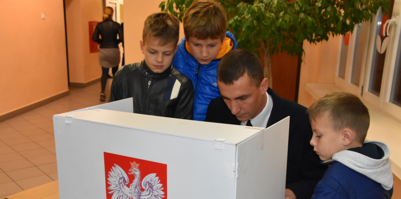 Krzysztof Kukucki z synami podczas niedzielnych wyborów. Fot. DDWloclawek.pl
