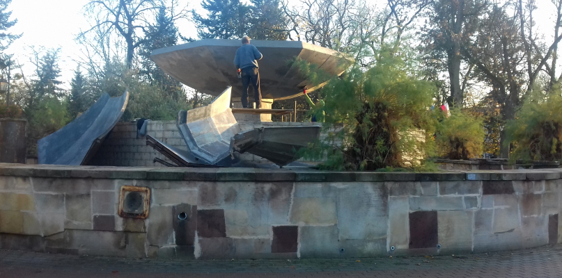 Część ciechocińskiej fontanny zawaliła się na początku kwietnia. Od kielicha fontanny odpadła wtedy duża część betonu. Fot. Daniel Wiśniewski