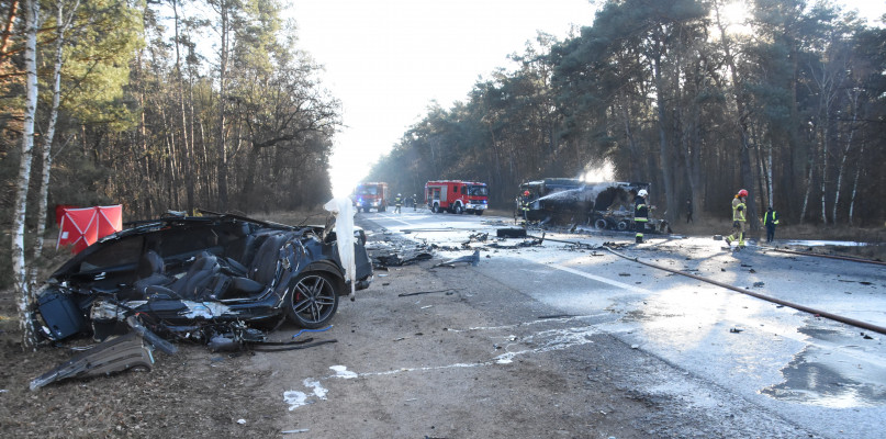 do tragedii doszło, kiedy to jadące w kierunku Włocławka auto z nieznanych jeszcze przyczyn zjechało ze swojego pasa jezdni i zderzyło się z jadącą w kierunku Kowala cysterną. Fot. DDWloclawek.pl