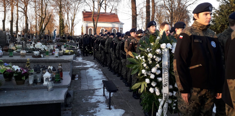 W pogrzebie Wiktorii udział wzięło kilkaset osób. Fot. Zbigniew Suszyński