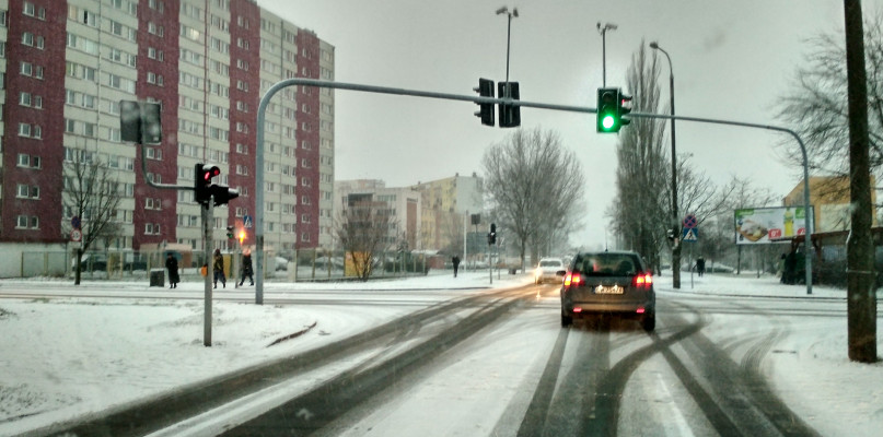 Intensywne opady śniegu, śliska nawierzchnia, szybko zapadający zmrok to często spotykana w czasie zimy aura. fot. archiwum DDWloclawek.pl