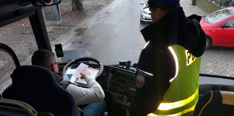 W grudniu 2018 roku policjanci z tego samego komisariatu, na życzenie jednego z rodziców przeprowadzili kontrolę autokaru, który miał zawieźć dzieci na wycieczkę do Płocka. Fot. KPP w Aleksandrowie Kujawskim