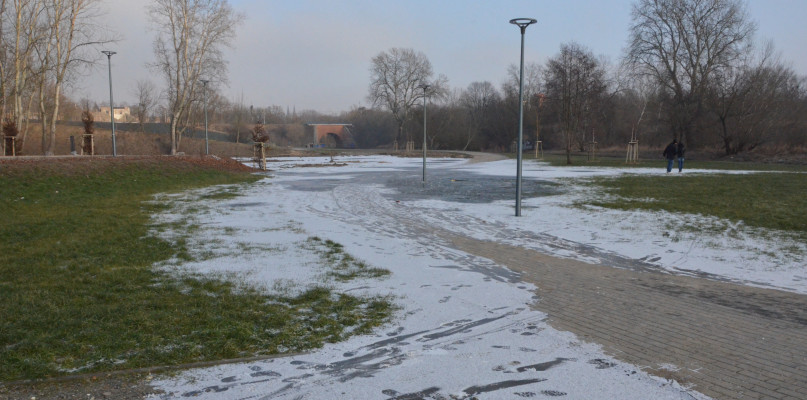 Część parku znalazła się pod wodą. Fot. DDWloclawek.pl