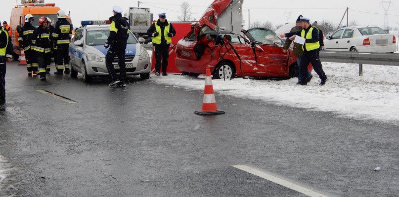 Nie żyje 38-letni pasażer skody. Podróżujący tym samym autem kobieta i dziecko trafili do szpitala. Fot. KMP Włocławek