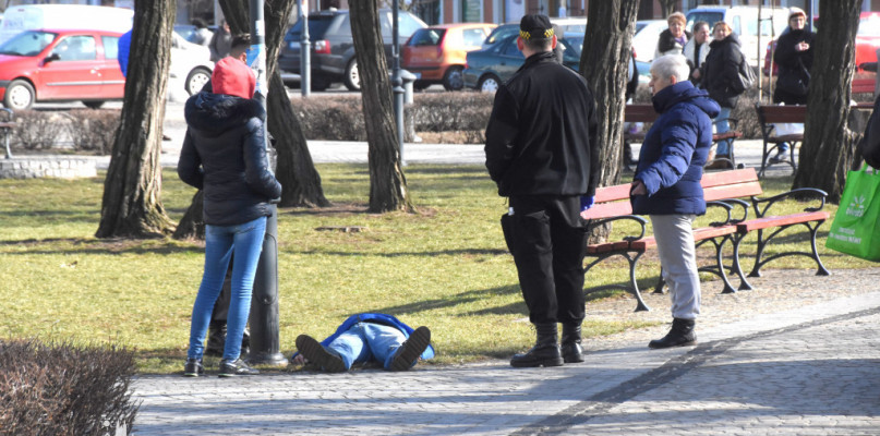 Mężczyzna, którego przechodnie wzięli za martwego, leżał w pobliżu fontanny przed ratuszem. Fot. D. Wiśniewski