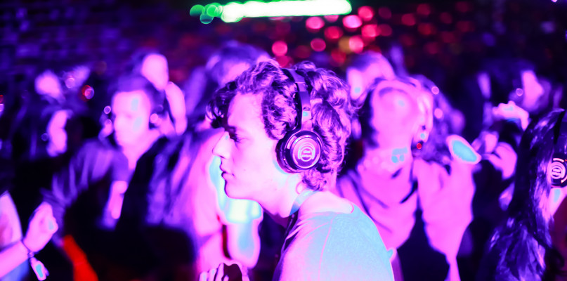 Imprezy typu silent disco są coraz popularniejsze. Fot. depositphotos