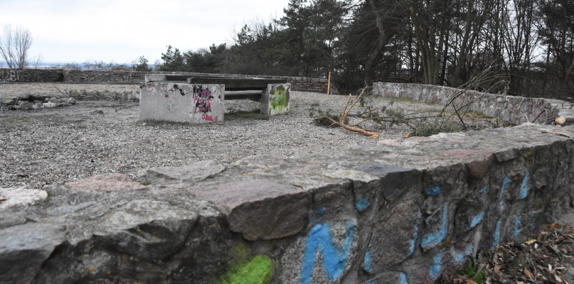 Miejskie służby mają zmyć graffiti i uporządkować teren na tarasie widokowym. Fot. Natalia Seklecka