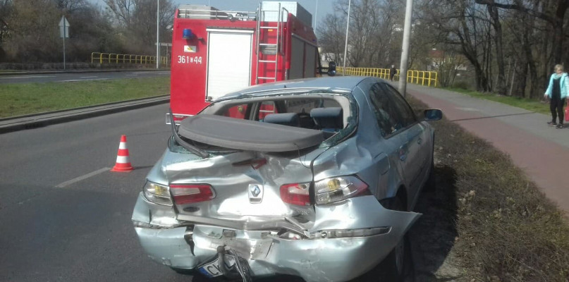 Siła uderzenia była tak duża, że renault zatrzymało się kilkadziesiąt metrów za pasami. Fot. D. Wiśniewski