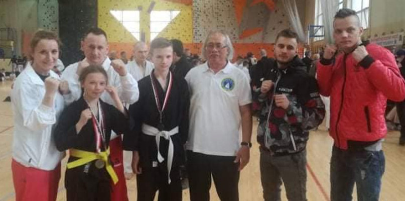 W XIV Otwartych Mistrzostwach Polski Karate w Warszawie wzięli udział również zawodnicy ćwiczący na co dzień w sekcji Academy Marial Arts z Raciążka. Fot. Nadesłane