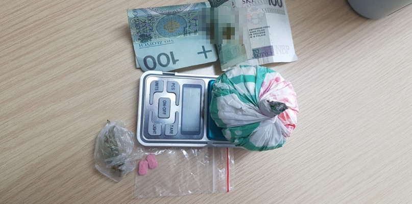 W pojeździe 23-latka znaleziono amfetaminę, a w mieszkaniu tabletki extasy. Fot. KMP Włocławek.  