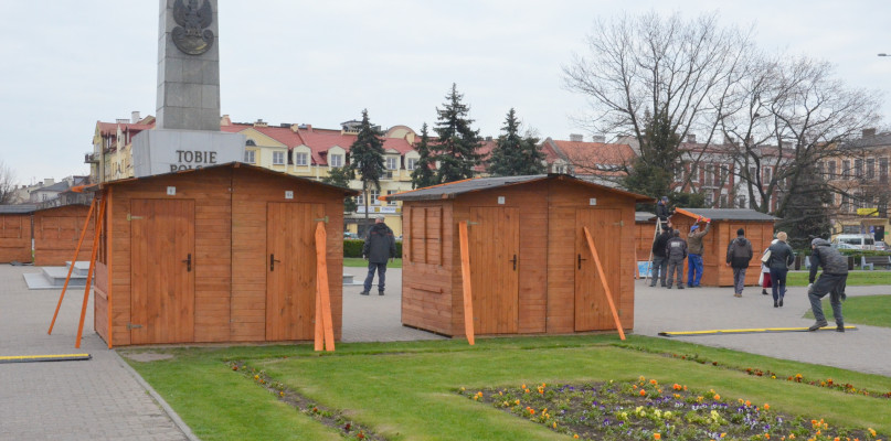 Drewniane kramy już czekają na wystawców. Fot. DDWloclawek.pl