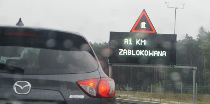 Jeden z pasów autostrady w kierunku Gdańska jest zablokowany. Fot. Natalia Seklecka/archiwum