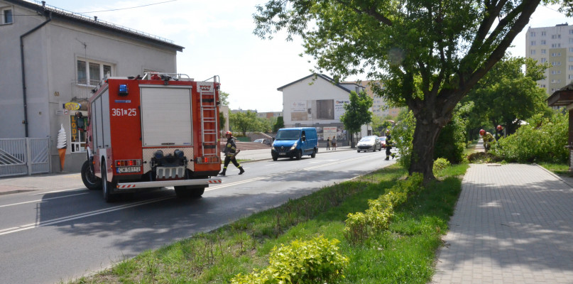 Ruch na ulicy Kaliskiej w pobliżu skrzyżowania z Dziewińską został wstrzymany w związku z akcją straży pożarnej. Fot. DDWloclawek.pl