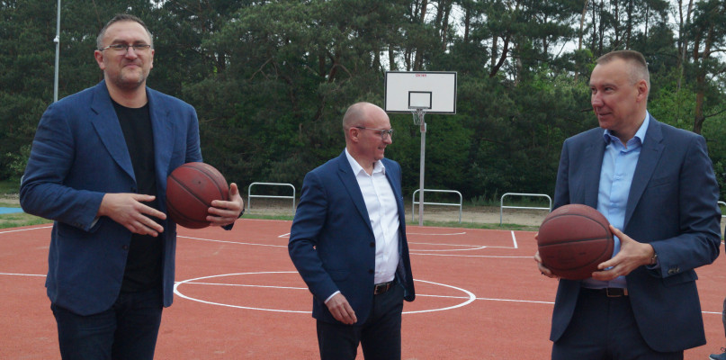 Byli koszykarze lokalnej drużyny - Wojciech Pietrzak (z lewej) i Igor Griszczuk - (z prawej) wzięli udział w oficjalnym otwarciu boiska przy ul. Sarniej. Fot. Natalia Seklecka