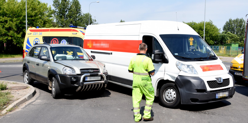 Jedna z osób biorących udział w zdarzeniu drogowym została przebadana przez ratowników medycznych. Fot. Daniel Wiśniewski