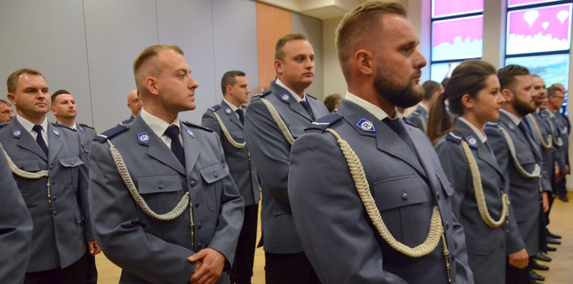 Blisko 80 z 412 policjantów służących w komendzie miejskiej we Włocławku otrzymało dziś (5.07) awanse na wyższe stopnie. Fot. DDWloclawek.pl