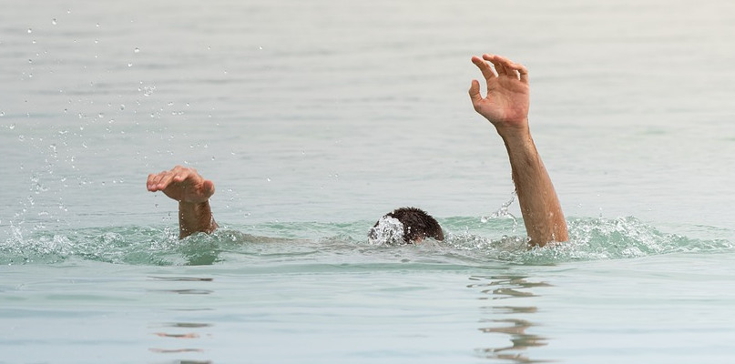 Mężczyzna próbował uciec przed policją skacząc do jeziora. Fot. pixabay