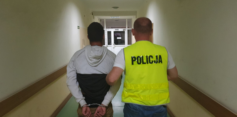 Mężczyzna został zatrzymany przez funkcjonariuszy w policyjnym areszcie. Fot. KMP we Włocławku
