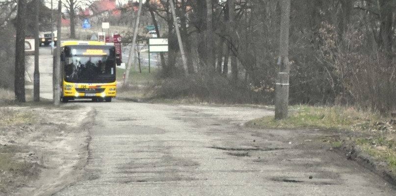 Ul. Chełmicką jeżdżą m.in. miejskie autobusy i stacjonująca przy PWSZ karetka pogotowia. Fot. archiwum DDWloclawek.pl