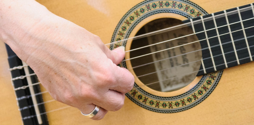 Warsztaty gry na gitarze poprowadzi Adam Palma. Fot. pixabay