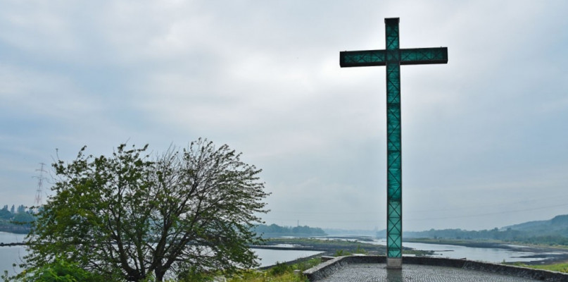 Krzyż, przy którym Jan Paweł II odprawił mszę w Kruszynie w 1991, roku stoi na tamie we Włocławku. Fot. DDWloclawek.pl