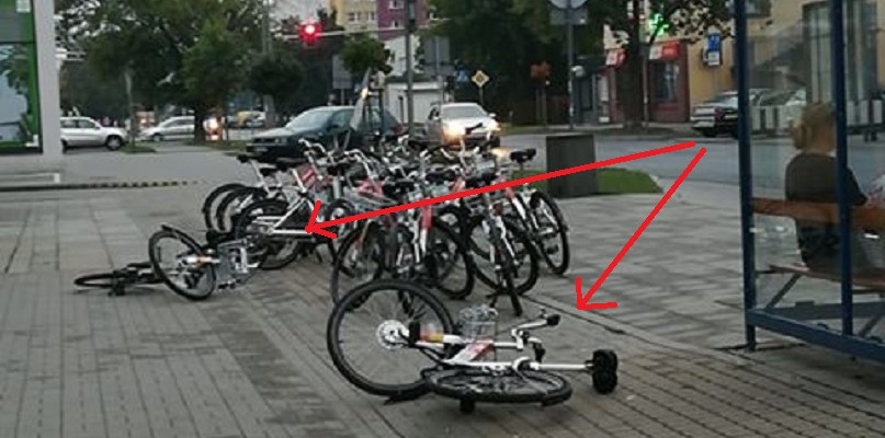 Czytelniczka pokazała poprzewracane rowery miejskie. Fot. nadesłane