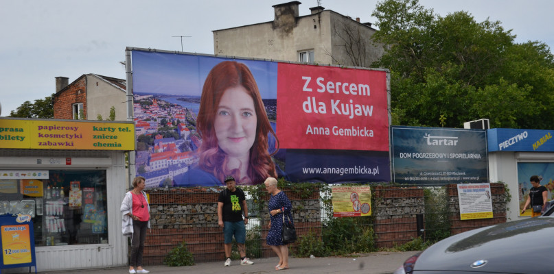 Anna Gembicka wystartuje z szóstego miejsca. Jeszcze przed ogłoszeniem list jej banner wyborczy pojawił się na ul. Chopina. Fot. DDWloclawek.pl